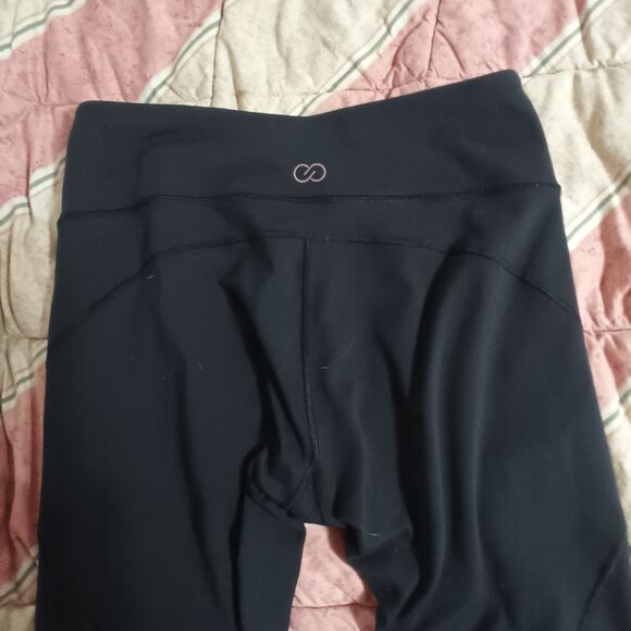 Calia Carrie Underwood medium Capri floral leggings black with pockets - Picture 6 of 6